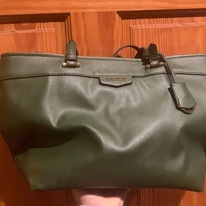 Nine West green leather bag! Gently used. No scratches, tares, or rips!